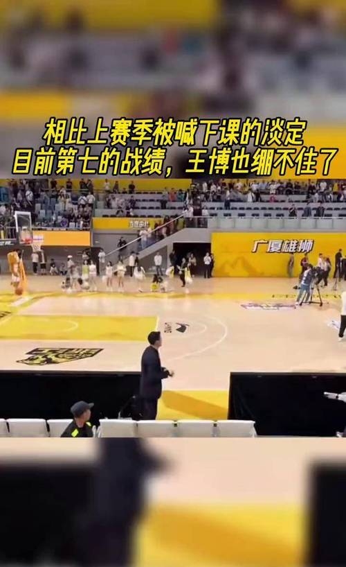 星空体育入口-激烈比赛引起球员冲突，裁判出手制止